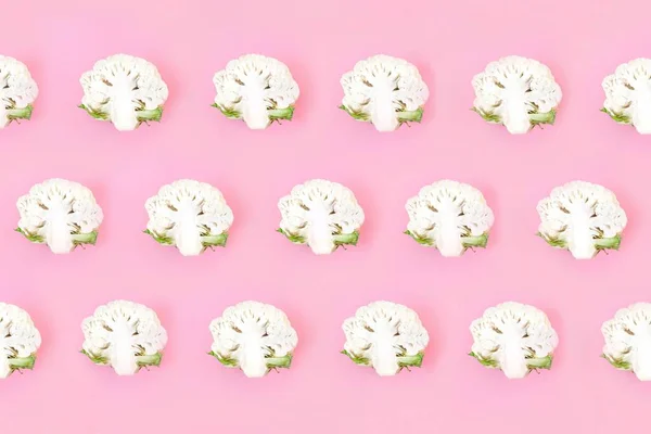 Pembe pastel arka planda kusursuz bir desen. Sebzeler soyut arka plan, pop sanat tasarımı. Sağlıklı beslenme konsepti. Üst görünüm, metin için kopyalama alanı olan düz uzanma.