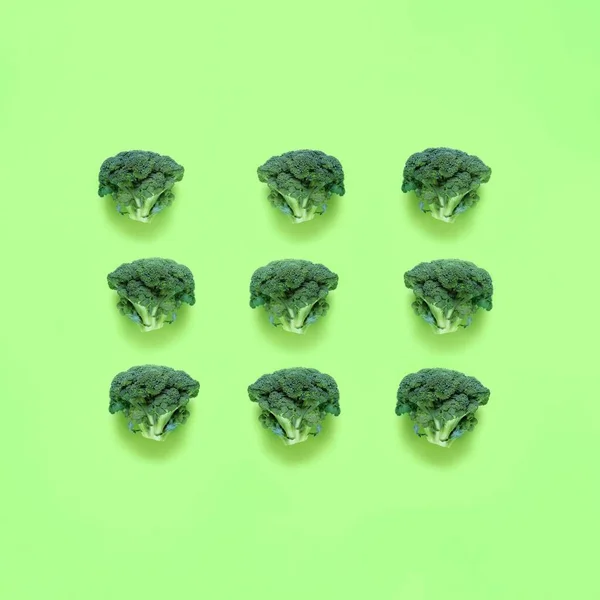 Yeşil Arka Planda Brokoli Yemek Deseni Minimalist Bir Şekilde Diyet — Stok fotoğraf