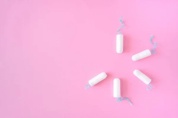 Vários Tampões Sanitários Brancos Expõem Círculo Contexto Rosa Ciclo Menstrual — Fotografia de Stock