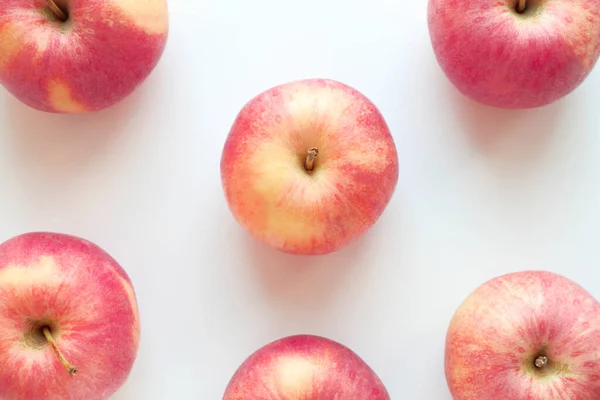 Frische Rote Äpfel Großaufnahme Auf Weißem Hintergrund Fruchtzusammensetzung Muster Vitamin lizenzfreie Stockfotos