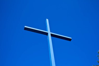 Bavyera, Almanya'da mavi gökyüzüne doğru bir kilisenin mavi haç