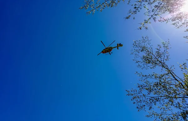 OBERBACH, WILDFLECKEN, BAVARIA, GERMANY - 30 апреля 2019 года спасательный вертолет ADAC Christoph 28 стартует на пути в больницу после аварии на мотоцикле. — стоковое фото