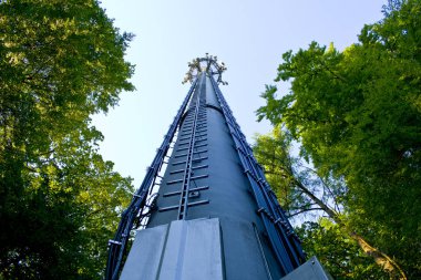 3g, 4g, Lte Telekomünikasyon direği ve mavi gökyüzünde yeşil ağaçlar