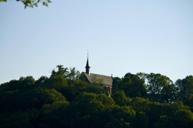 Bavyera'da bir dağda Volkersberg manastırı, Almanya