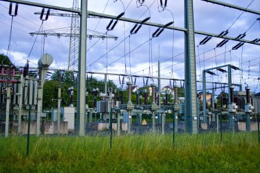 Hesse, Almanya 'daki elektrik santralinde yüksek voltaj kesicisi ve bağlantı kesicisi.