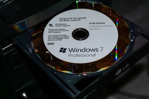 ドイツ、バイエルン州のWildflecken - 2020年1月11日DVDドライブの元のMicrosoft Windows 7 DVD ストックフォト
