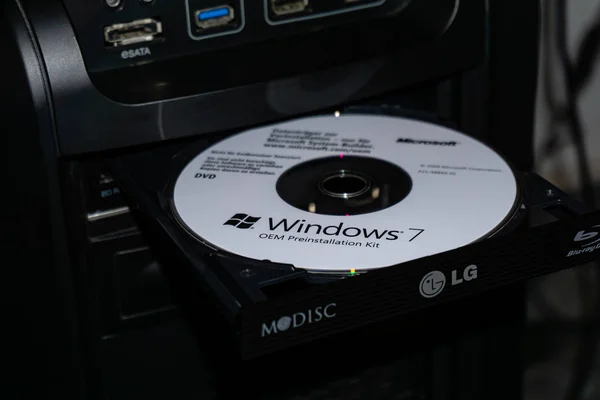 ドイツ、バイエルン州のWildflecken - 2020年1月11日DVDドライブの元のMicrosoft Windows 7 DVD ロイヤリティフリーのストック写真