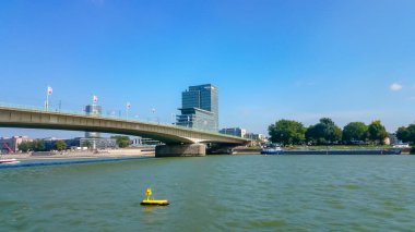 Köln, Kuzey Ren-Vestfalya, Almanya - 12 Eylül 2014 Köln Deutz, Almanya 'da modern Lanxess Kulesi diğer Ren tarafından görüldü