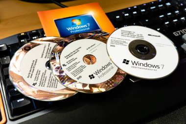 Wildflecken, Bavyera, Almanya - 11 Ocak 2020 Üç Microsoft Windows 7 DVD 'si bir klavyede