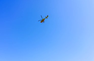 OBERBACH, WILDFLECKEN, BAVARIA, GERMANY - 30 Nisan 2019, ADAC kurtarma helikopteri Christoph 28 motosiklet kazası sonrası hastaneye doğru yola çıktı.