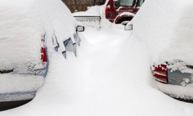 Kar fırtınasından sonra araba karla kaplı.