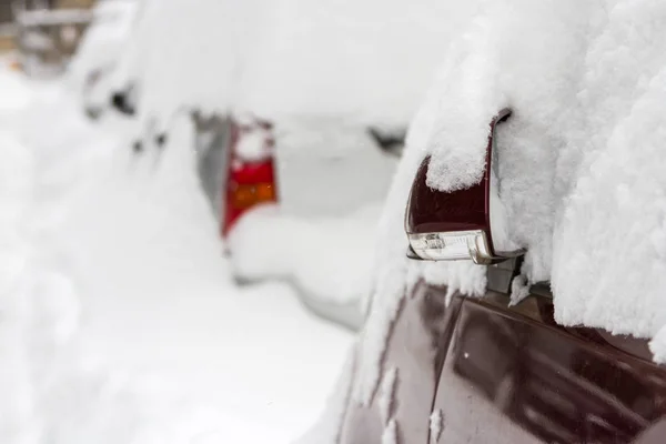 Carro coberto de neve no estacionamento após uma tempestade de neve — Fotografia de Stock