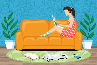 Dizüstü bilgisayarı olan bir kadın kedisiyle aynı odada oturuyor..