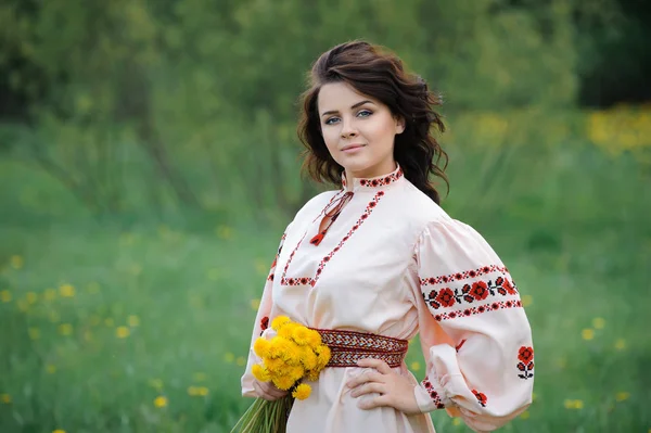 Молодая славянская девушка — стоковое фото