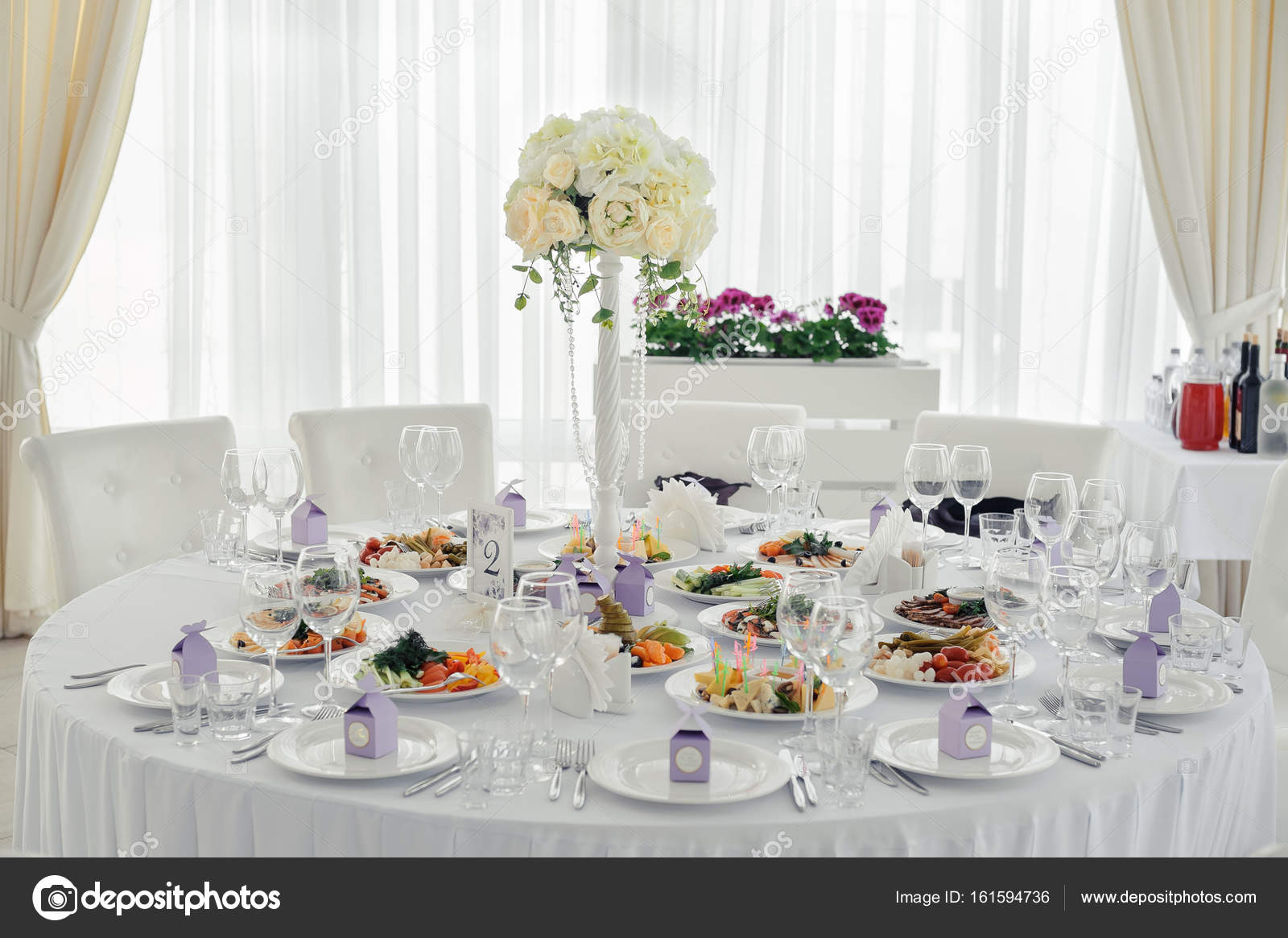Schön war festlich gedeckten Tisch — Stockfoto © format35 #161594736 Schön war festlich gedeckten Tisch — Stockfoto © format35 #161594736