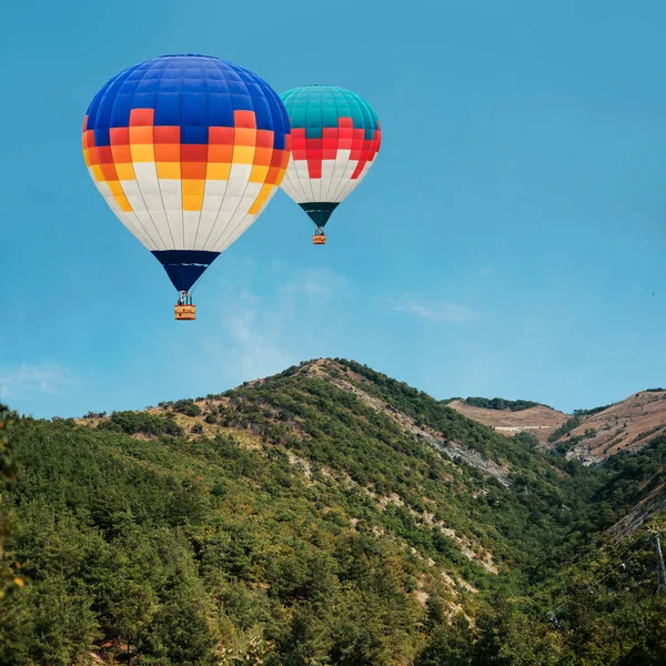 Hete luchtballonnen tijdens de vlucht — Stockfoto