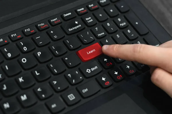 红色按钮在键盘上学习 — 图库照片