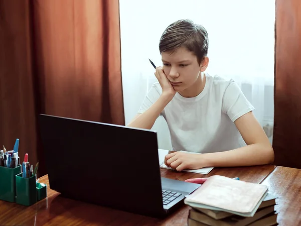 Μαθητής με φορητό υπολογιστή στο σπίτι — Φωτογραφία Αρχείου