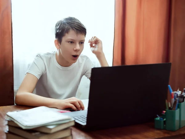 Μαθητής με φορητό υπολογιστή στο σπίτι — Φωτογραφία Αρχείου