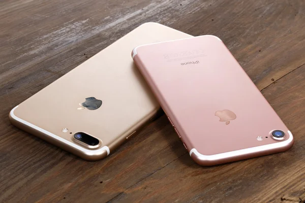 Złoty iphone 7 Plus i różowy iphone 7 — Zdjęcie stockowe