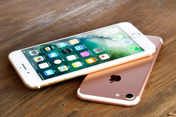 Golden iPhone 7 Plus и розовый iPhone 7 — стоковое фото