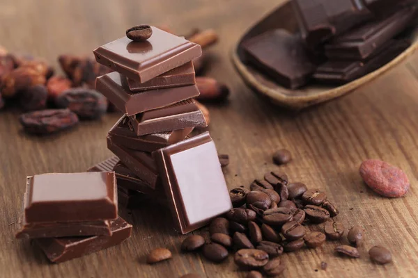 Chocolate Escuro Quebrado Cacau Grãos Café Uma Mesa Madeira — Fotografia de Stock