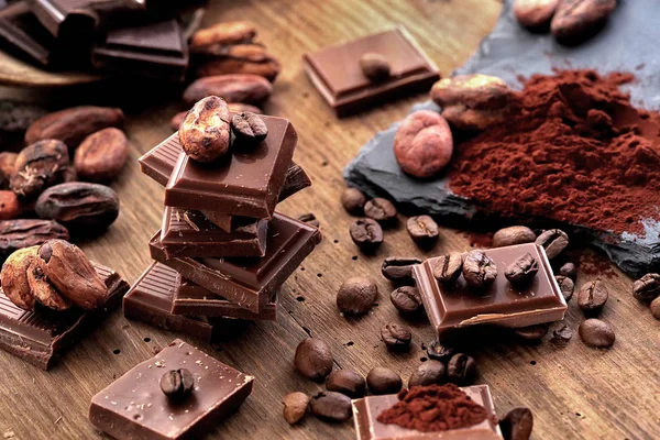 Sötét Csokoládé Kakaó Por Kávébab Tört Egy Fából Készült Asztal — Stock Fotó