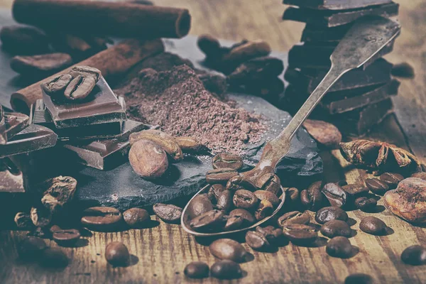 碎黑巧克力 可可粉和咖啡豆放在木桌上 — 图库照片