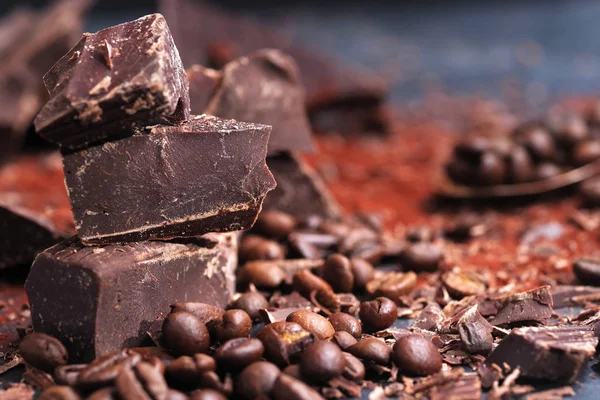 Donkere Chocolade Cacaopoeder Koffie Bonen Gebroken Een Houten Tafel — Stockfoto