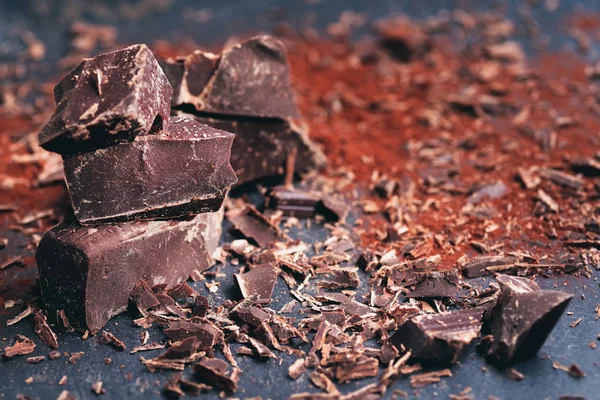 Chocolate Escuro Quebrado Cacau Grãos Café Uma Mesa Madeira — Fotografia de Stock
