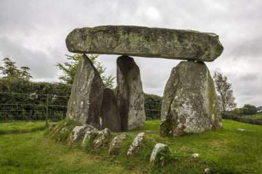 İrlandalı tripod dolmen 
