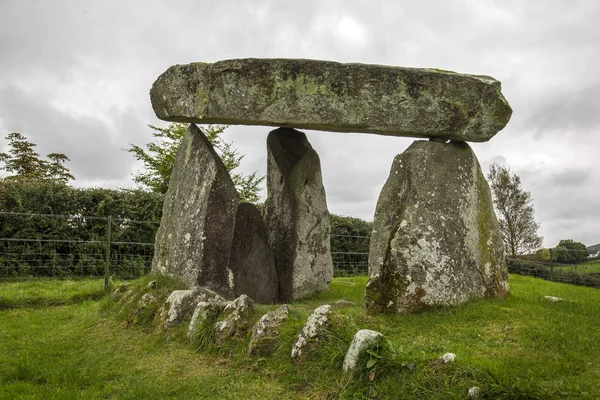 İrlandalı tripod dolmen 
