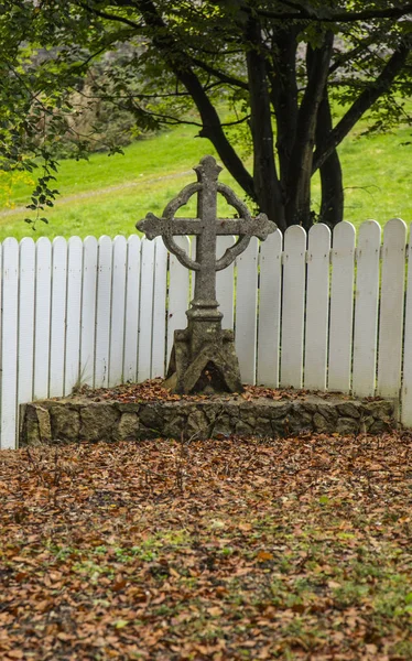 La vieille croix irlandaise à l'autum — Photo