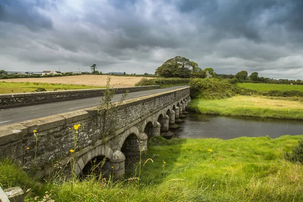 Stone bridge under moody sky — Stock Photo, Image