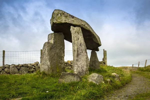 Legananny Dolmen una estructura megalítica irlandesa —  Fotos de Stock