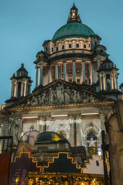 Municipio di Belfast con decorazioni natalizie — Foto Stock