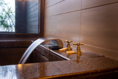 Sıcak bahar çorba evinde küvet ve lavabo.,