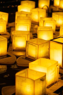 Yüzen lamba, nehir lambası ya da göl lambası, yüzen fener 