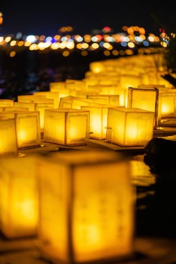 Yüzen Lamba, suyun yüzeyinde yüzen bir lamba türüdür. (nehir lambası veya göl lambası veya yüzen fener )