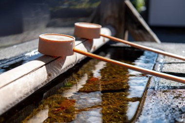 Tapınağa yaklaşırken su kepçesi, Japon su abdest pavyonu, Matsumoto Tapınağı, Matsumoto, Japonya.