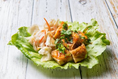 Kokuşmuş tofu, mayalanmış Çin peynirinin güçlü bir kokusu olan bir türüdür.