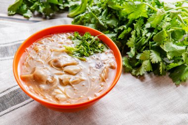 Domuz bağırsağı vermicelli çorbası, Tayvan eriştesi çorbası.