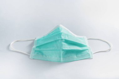 Tıbbi yüz maskesi ve korona virüs koruması beyaz arka planda izole edildi, 