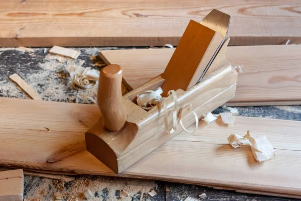 Wooden Jointer közelkép. Fűrészpor, fűrészpor, deszka az asztalon. — Stock Fotó