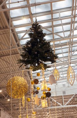 Noel ağacı ve diğer tatil süslemeleri tavandan askıya alındı