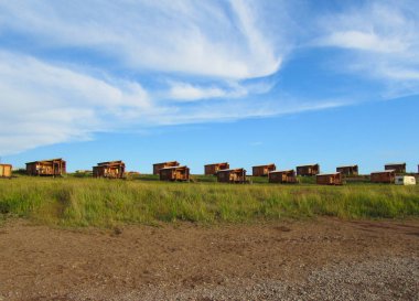 Köy oteli. Çimlerin üzerinde bir sürü küçük ahşap ev.