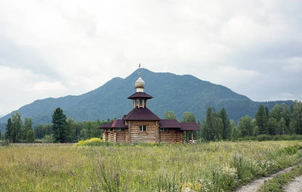 Malý dřevěný ortodoxní chrám v horách. Vyrobeno z tlustých klád — Stock fotografie