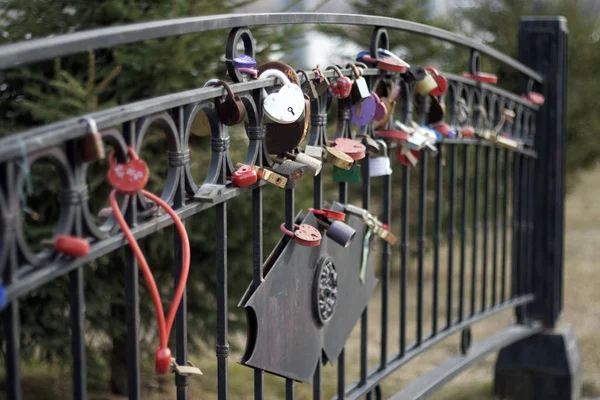 Металевий паркан і багато різнокольорових замків від закоханих — стокове фото