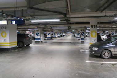 Büyük bir alışveriş merkezinin yeraltı otoparkı.