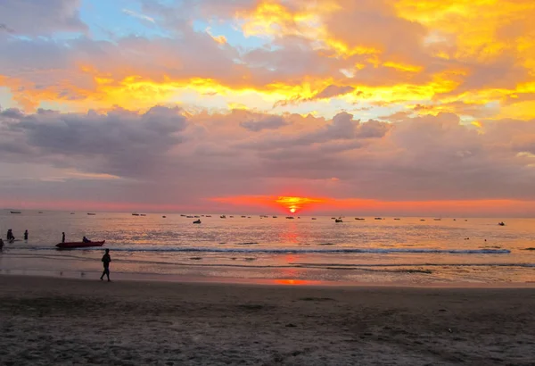India, Goa. Bellissimo tramonto luminoso sul mare. Il sole tramonta tra le nuvole — Foto Stock